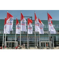 Nationalflaggen mit Karabinerkonfektion im Hochformat